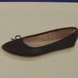 Sporty black flats
